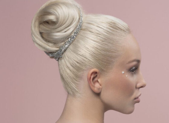 ARTICOLO - Sposa, i capelli raccolti dell’estate 2024