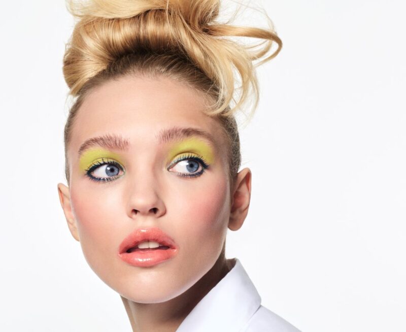 Make-up primavera estate: l’ombretto giallo bold | Colorami Magazine