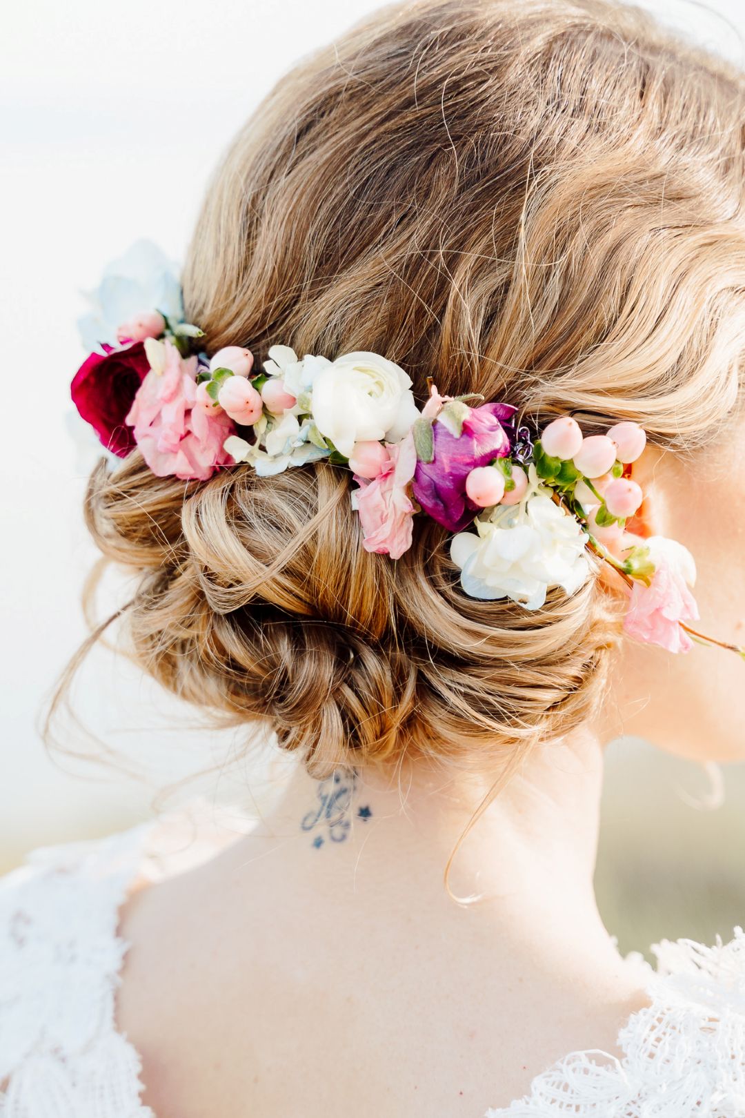 le acconciature sposa romantiche della primavera 2025