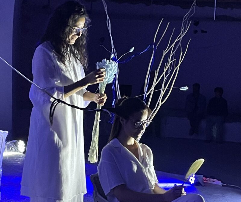 Love is in the Hair, la mostra che parla d'amore attraverso i capelli | Colorami Magazine