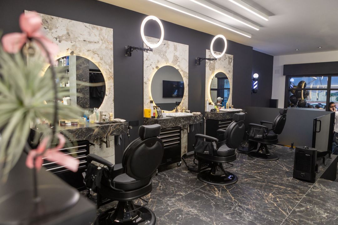 Apre a Napoli il barbiere Francesco Viro Hair Studio