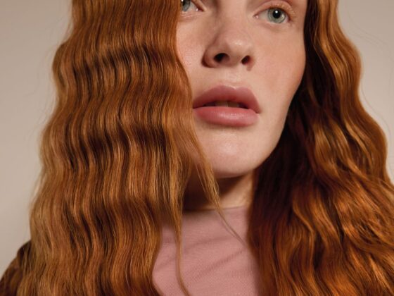 Mermaid look: i capelli ondulati dell'estate 2025 | Colorami Magazine