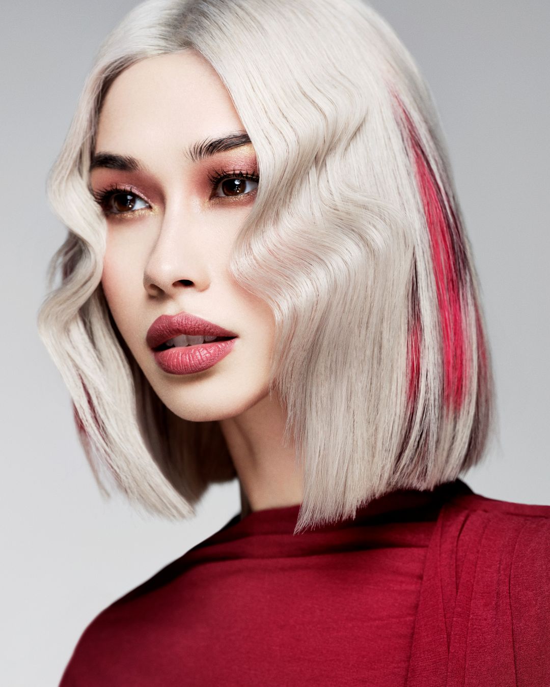 biondo scandinavo e ciocche rosse