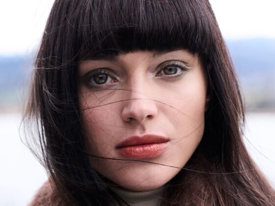 Luce e oro, il make-up autunno per occhi e capelli castani | Colorami Magazine