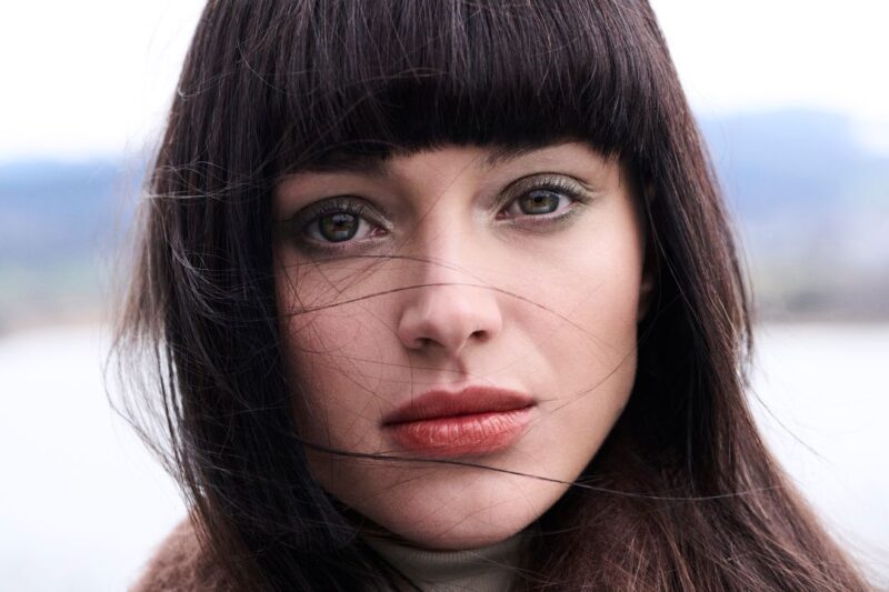Luce e oro, il make-up autunno per occhi e capelli castani | Colorami Magazine