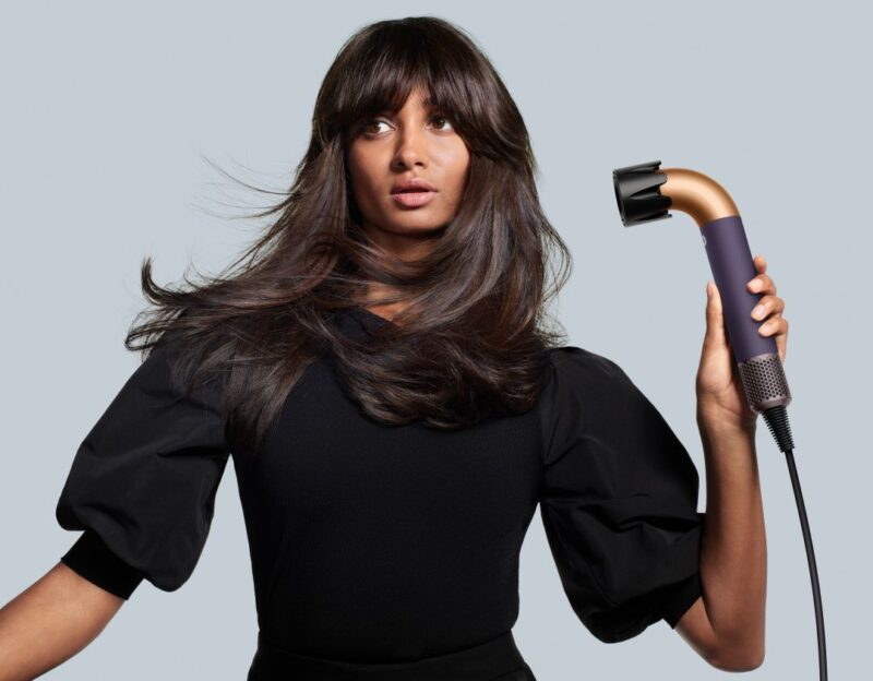 Natale 2025, 11 idee regalo beauty per i capelli | Colorami Magazine