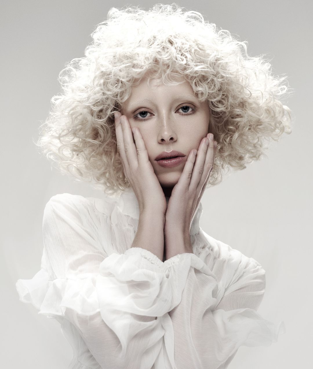 capelli Cloud Dancer, colore Pantone 2026