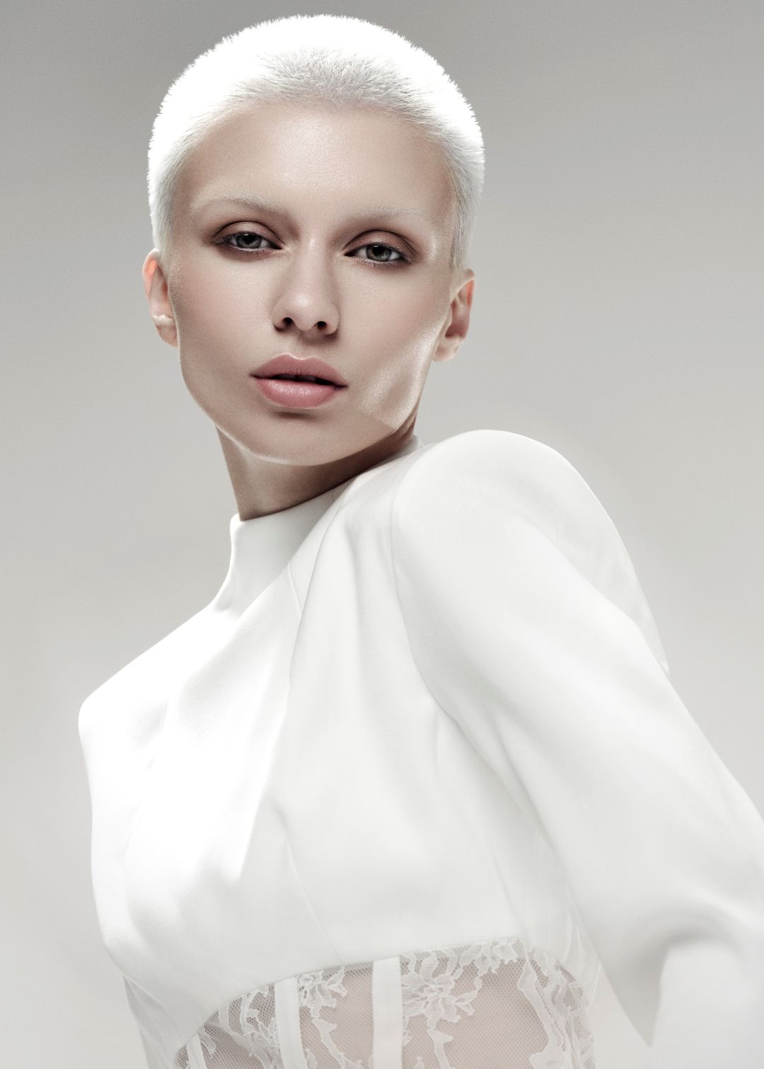 capelli Cloud Dancer, colore Pantone 2026