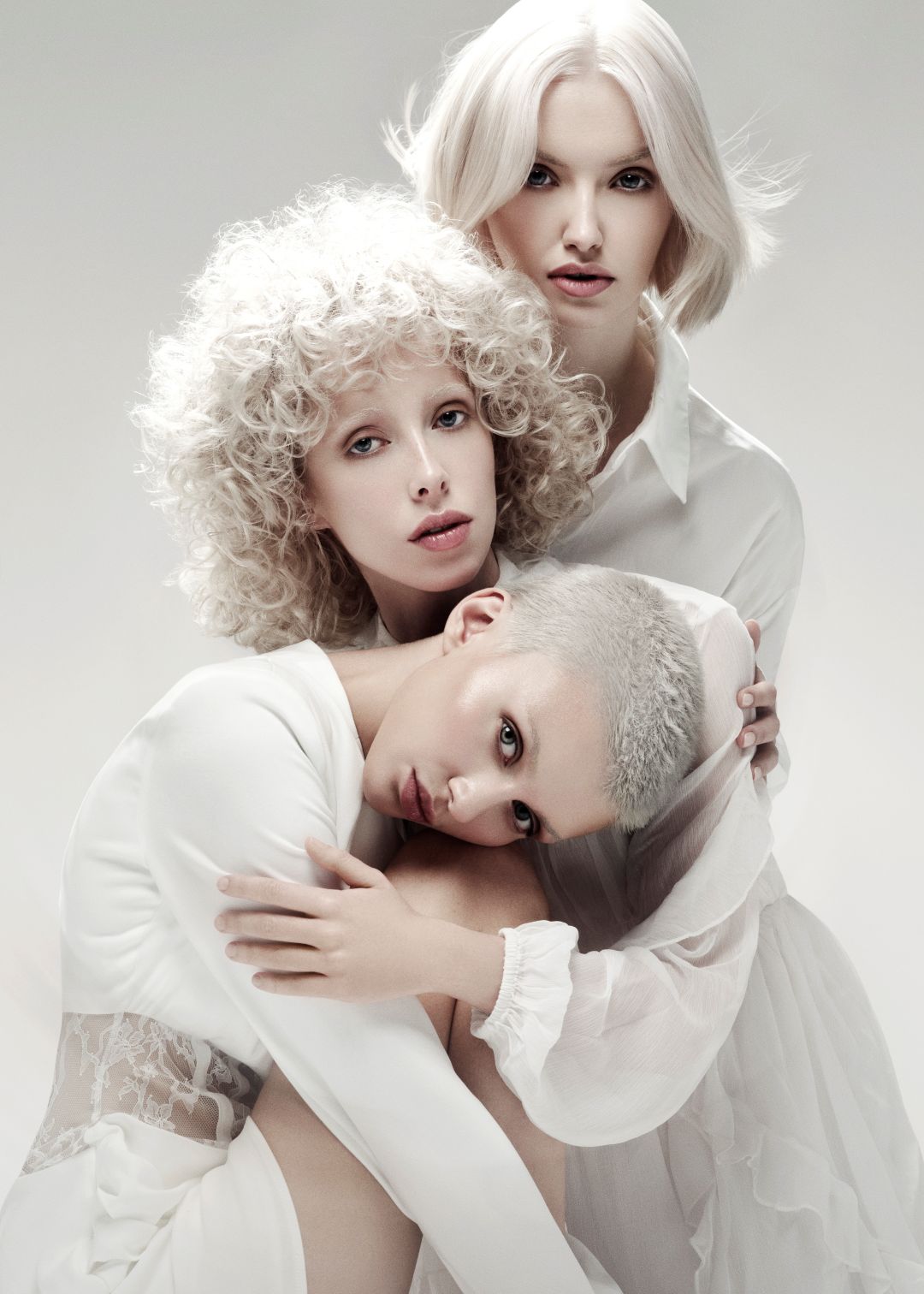 capelli Cloud Dancer, colore Pantone 2026