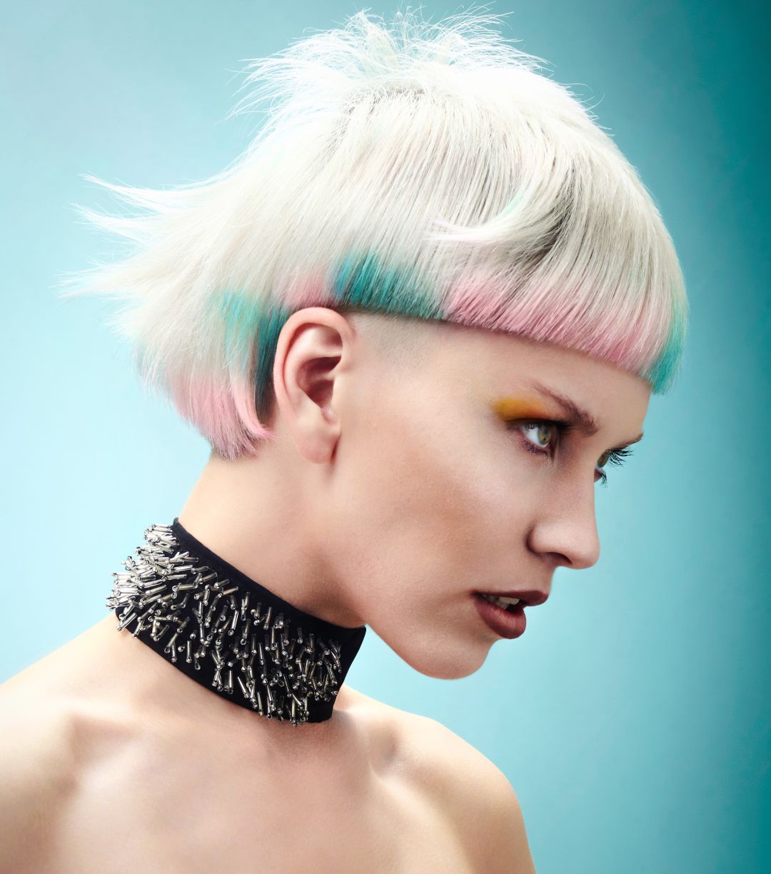 biondo scandinavo e pastelli