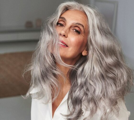 Capelli grigi, la guida per mantenerli luminosi, sani ed eleganti | Colorami Magazine