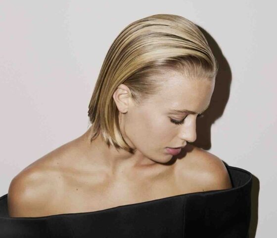 Capelli sleek effetto glass, come realizzarli con la cera Oribe | Colorami Magazine