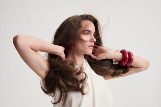Come far crescere i capelli lunghi, forti e sani: i consigli dell'esperta | Colorami Magazine