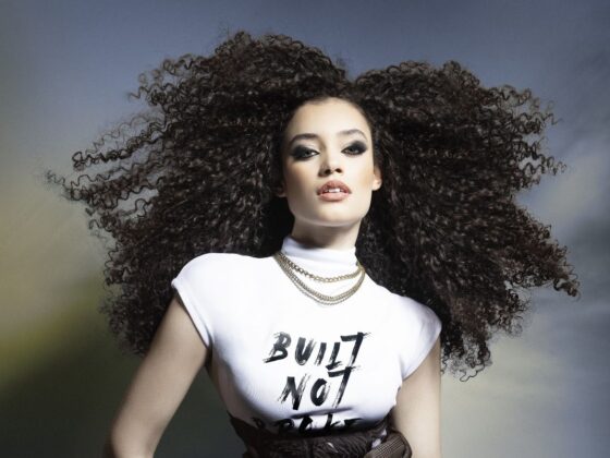 Capelli ricci e mossi: 7 tagli donna per l’estate 2026 | Colorami Magazine