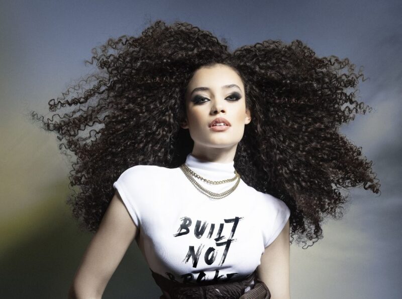 Capelli ricci e mossi: 7 tagli donna per l’estate 2026 | Colorami Magazine