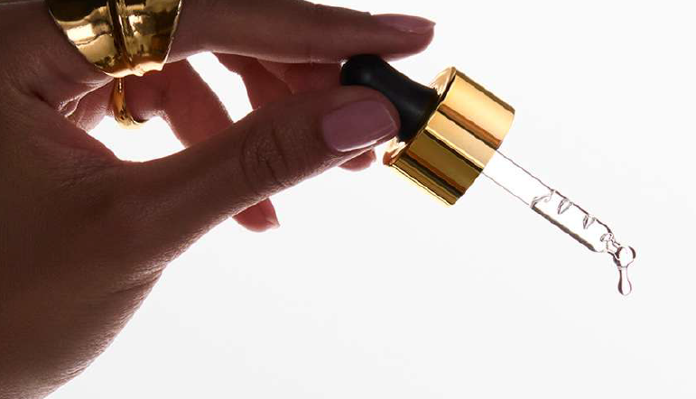 come si applica il nuovo siero Kérastase per capelli over 50