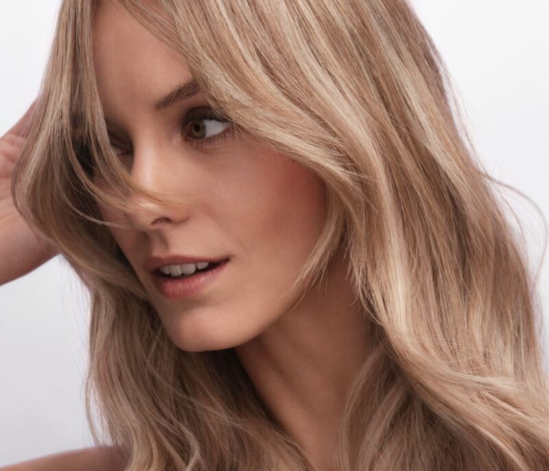 Biondo freddo e luminoso: la routine Wella Ultimate Color Blonde | Colorami Magazine